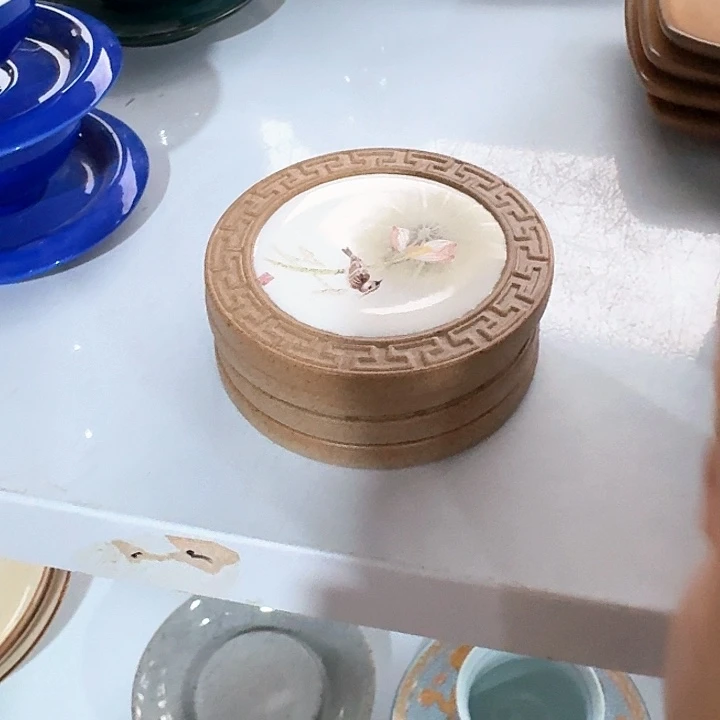 主人杯一个，瓷。。品茗