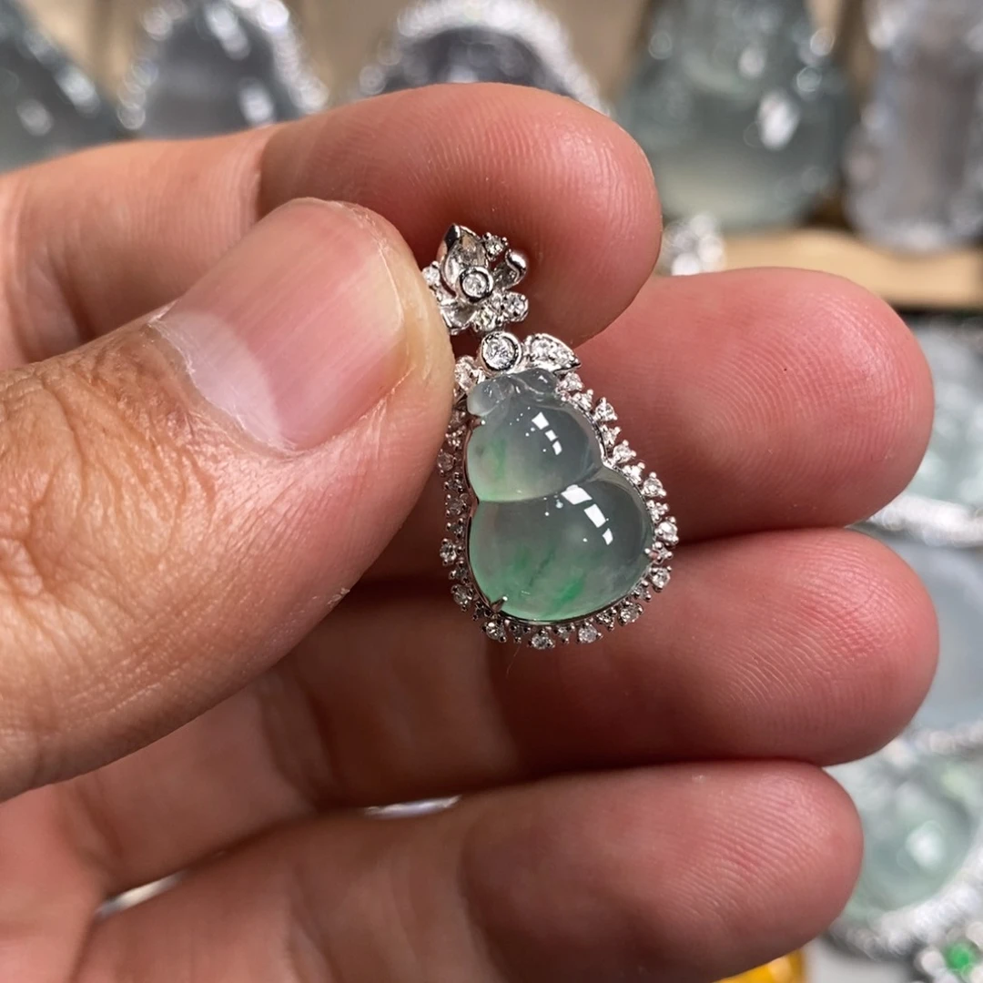 翡翠吊坠(不含链)18K金镶嵌