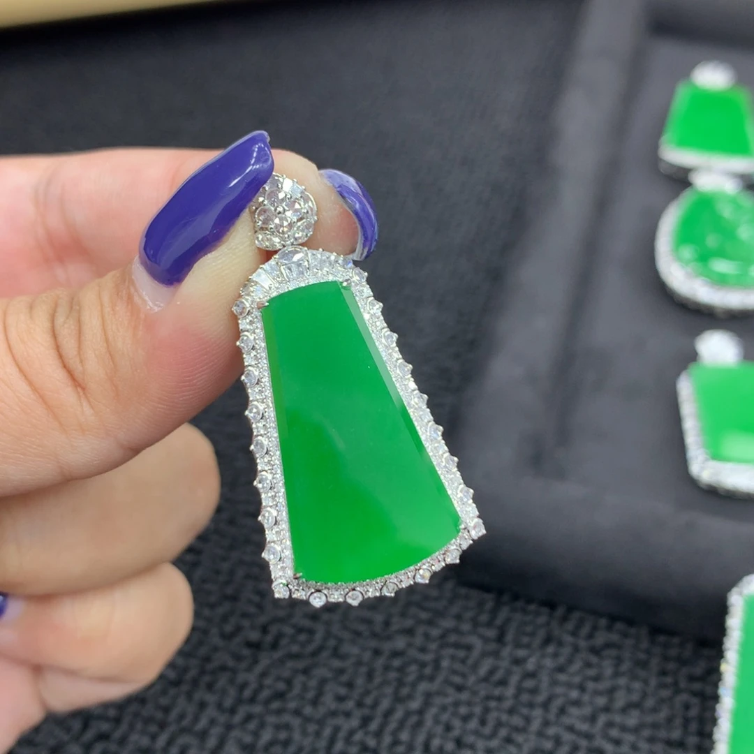 翡翠18K金镶嵌颈饰大****?无事牌