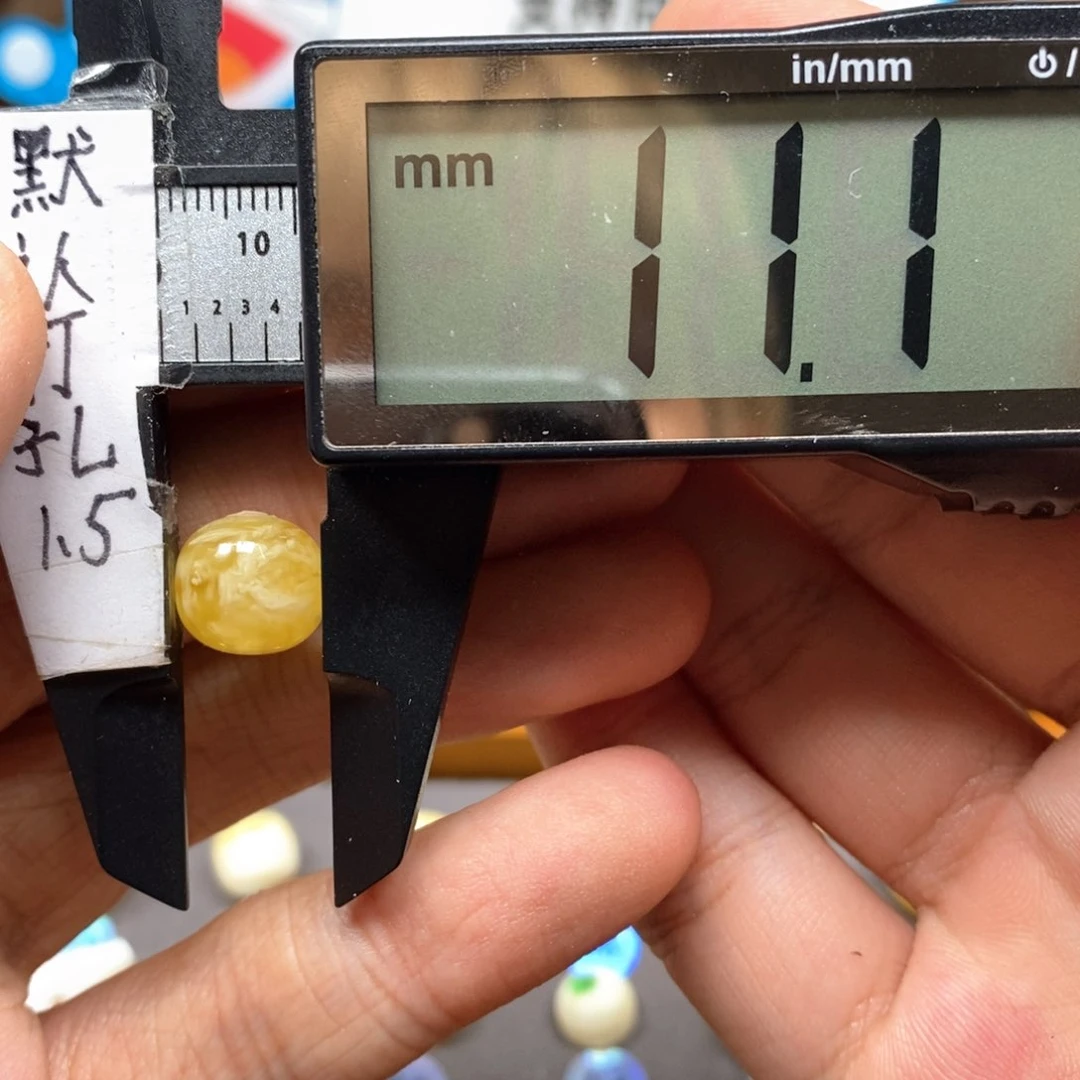 蜜蜡裸石未镶嵌金白妖花老型带瑕疵