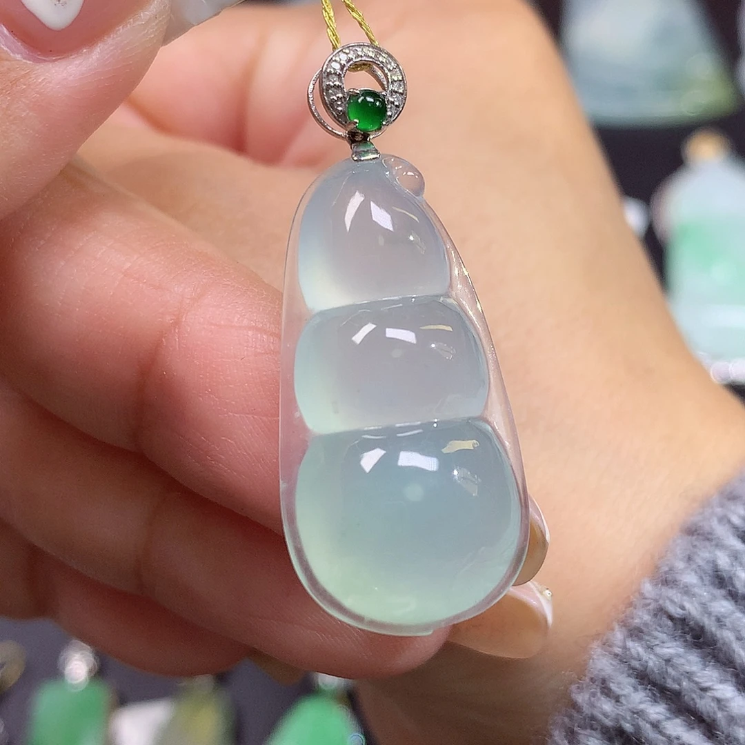 翡翠18K金镶嵌颈饰福豆