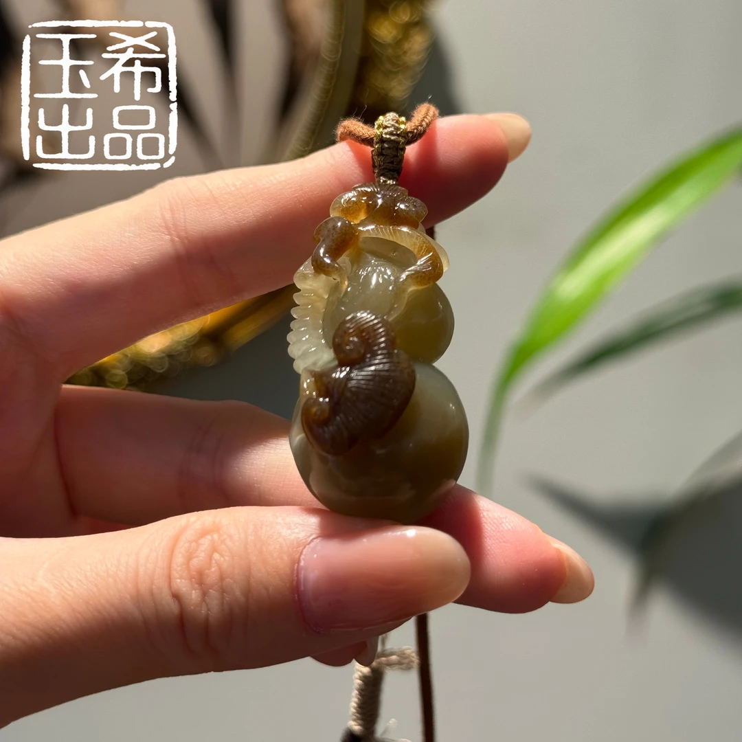 珍藏级 和田玉 新疆糖且末蓝 雕刻葫芦吊坠 44*21*19 Y670