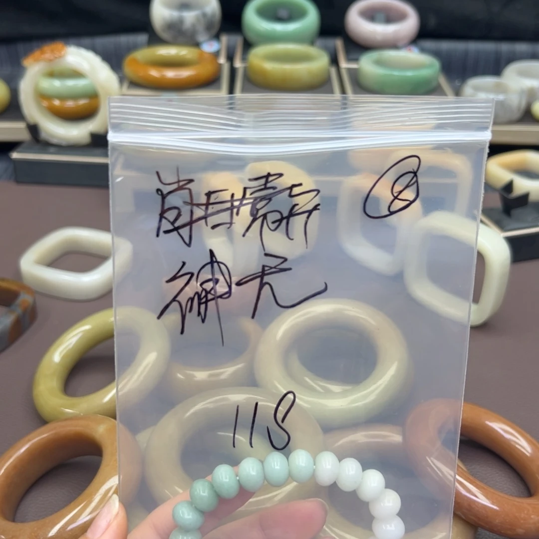 石英质玉手镯未镶嵌神**?