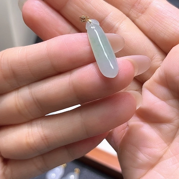 颈饰18K金镶嵌翡翠