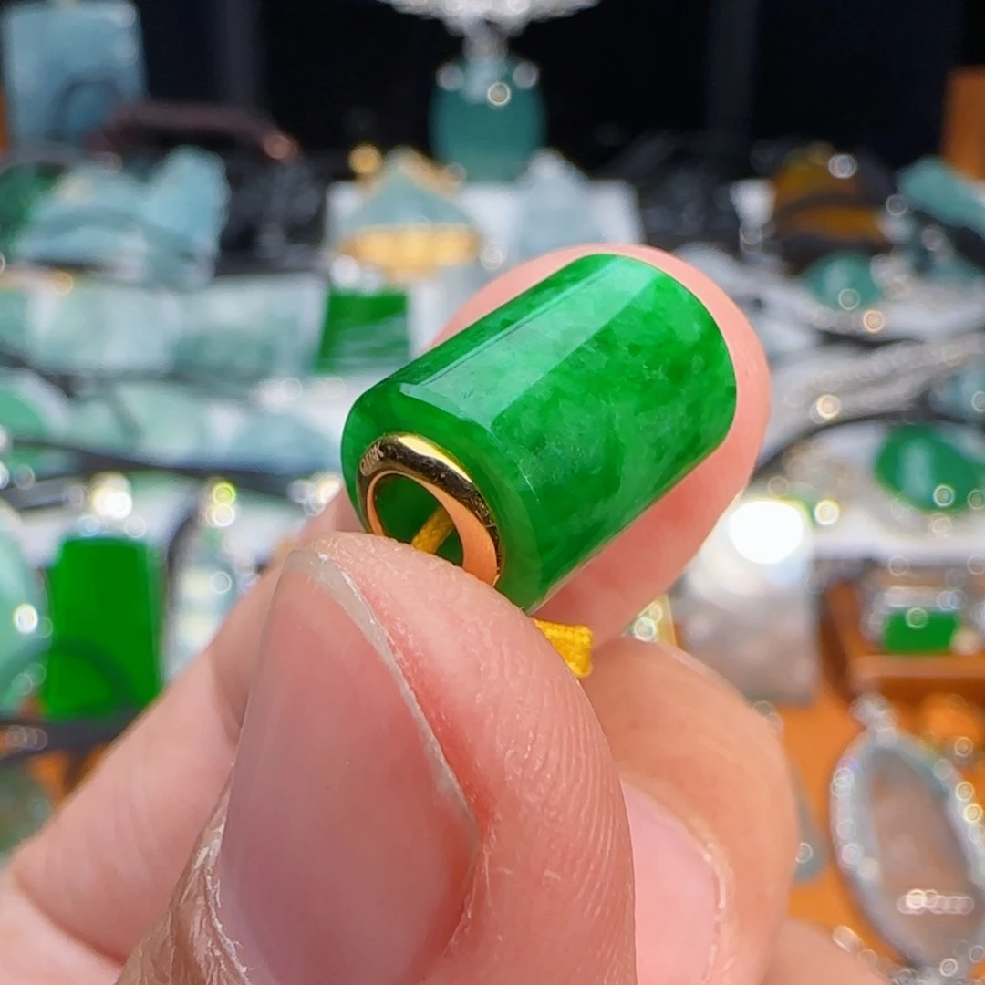 翡翠18K金镶嵌颈饰满绿路路通