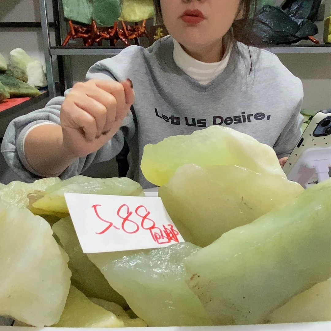 未镶嵌蛇纹石玉原石随机发一块（半斤到一斤重）