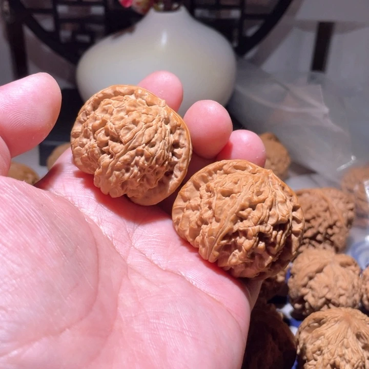 文玩核桃把件雕**光白狮子