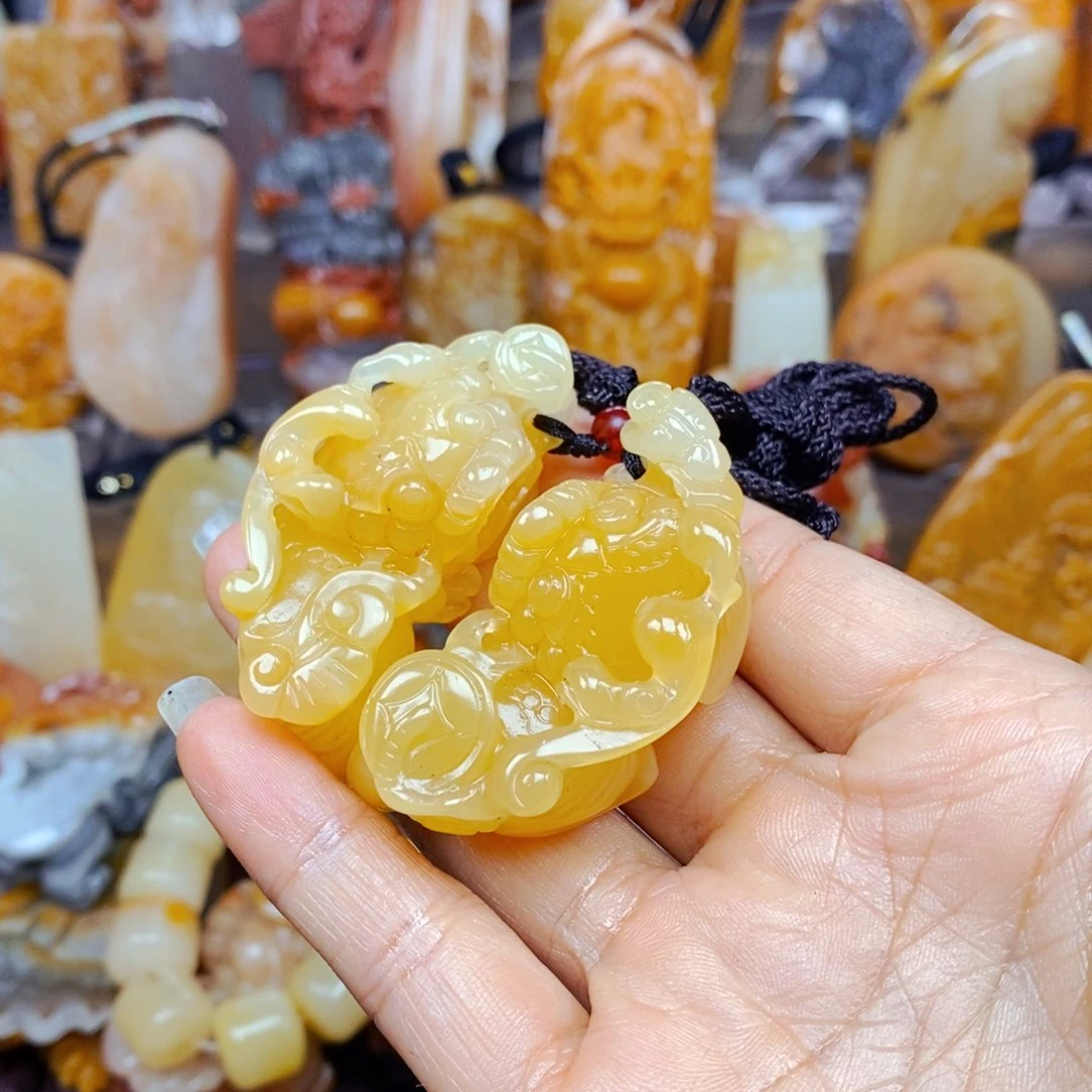 石英质玉（黄龙玉）未镶嵌颈饰