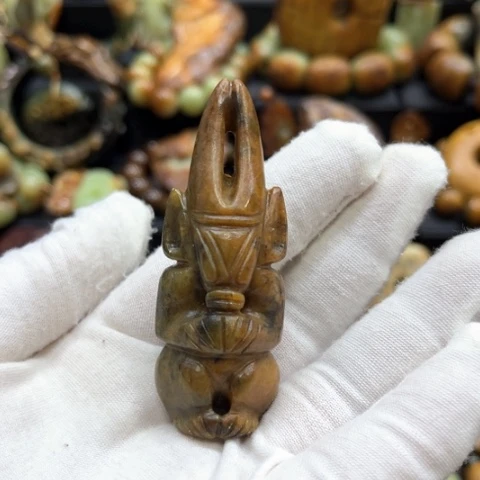 未镶嵌岫岩河磨玉（透闪石质玉）挂件