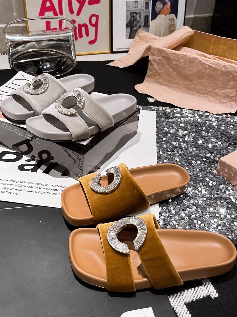 2025新款金丝绒水钻露趾一字凉鞋托外穿高级感洞洞拖鞋平底女鞋潮