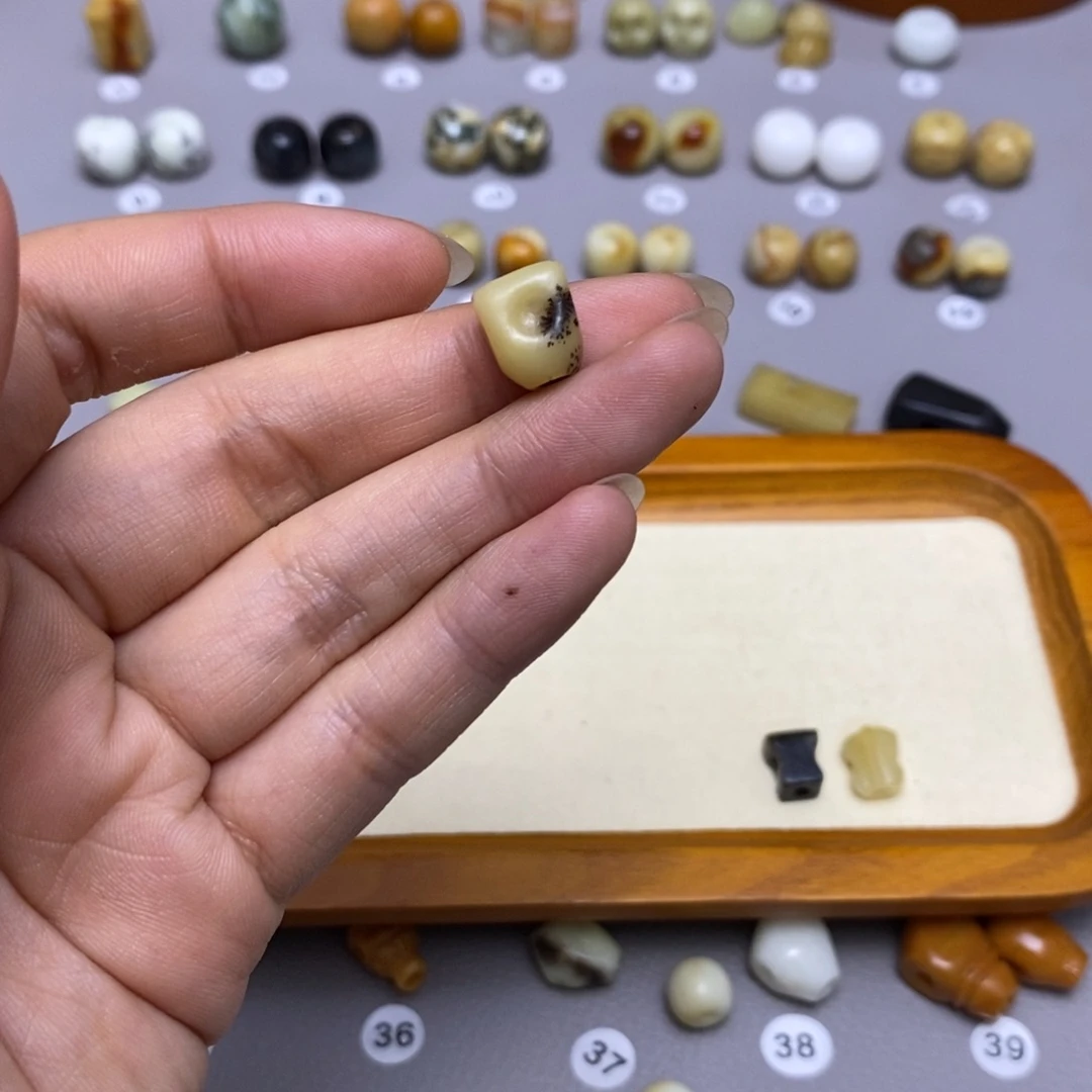 蛇纹石玉配饰合金文*