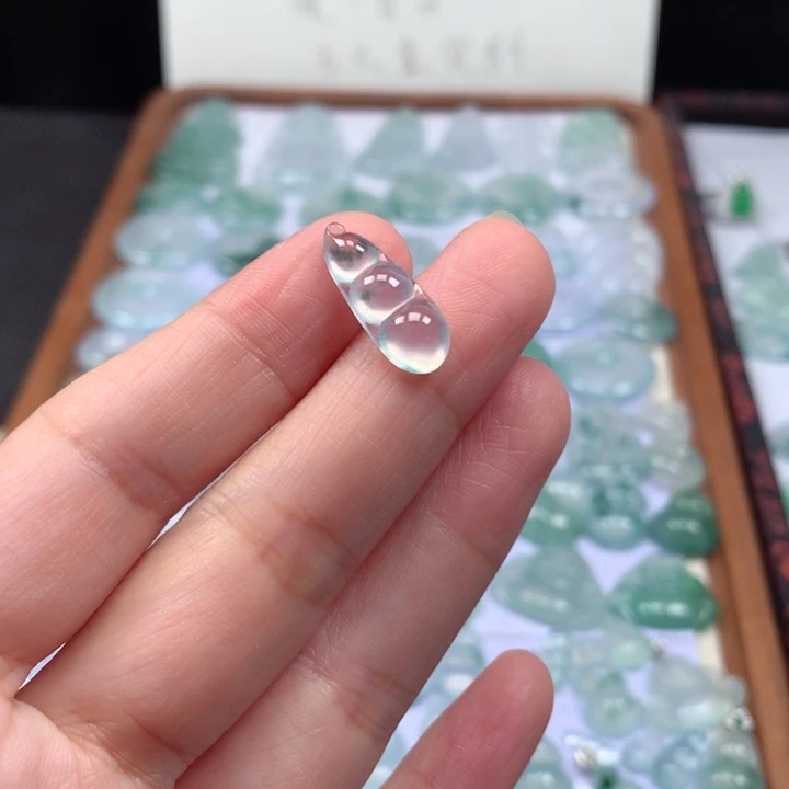 颈饰未镶嵌翡翠高冰飘花福豆