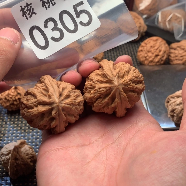 文玩核桃吊坠红锦鲤