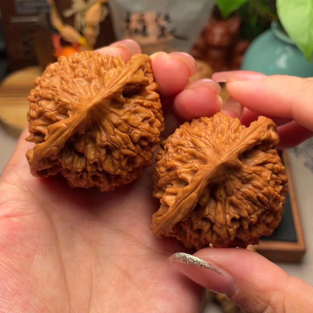 桃核把件全品红皮麒麟纹