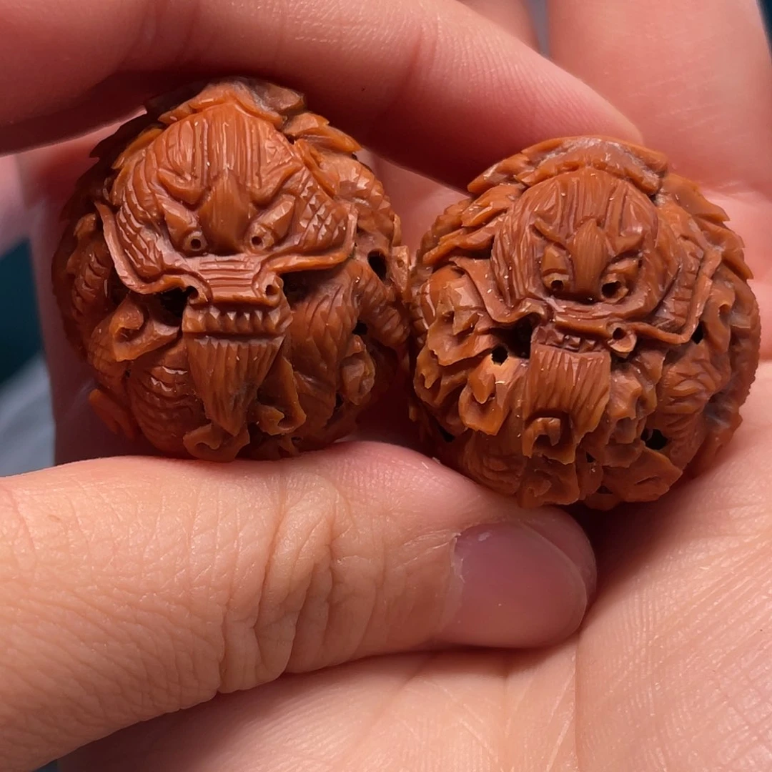 核桃雕刻镂空龙核雕作品