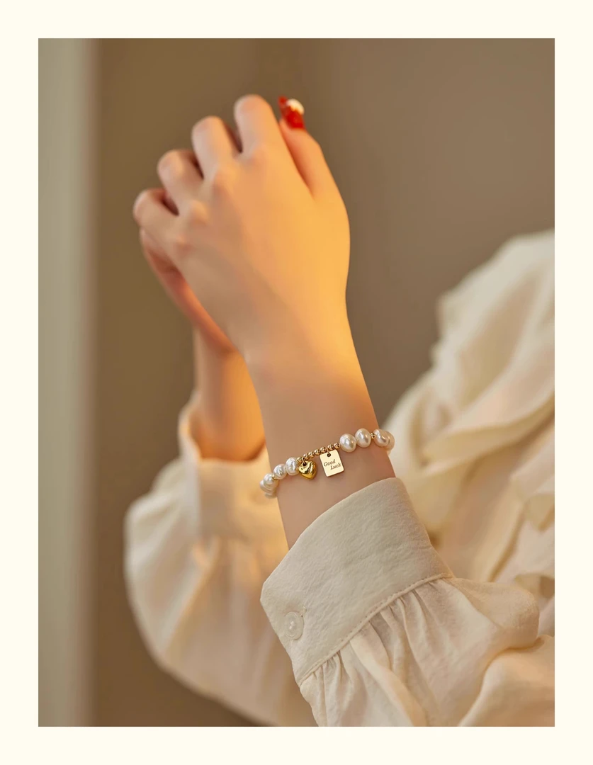 钛钢仿珍珠手链 超仙珍珠幸运方牌爱心手链小清新高级感原创设计