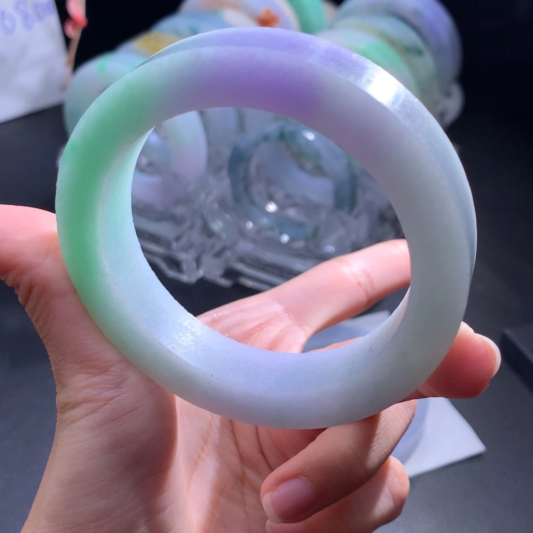 未镶嵌春彩翡翠手镯定制翡翠