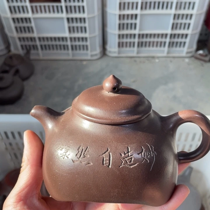 老厂紫砂壶一件。