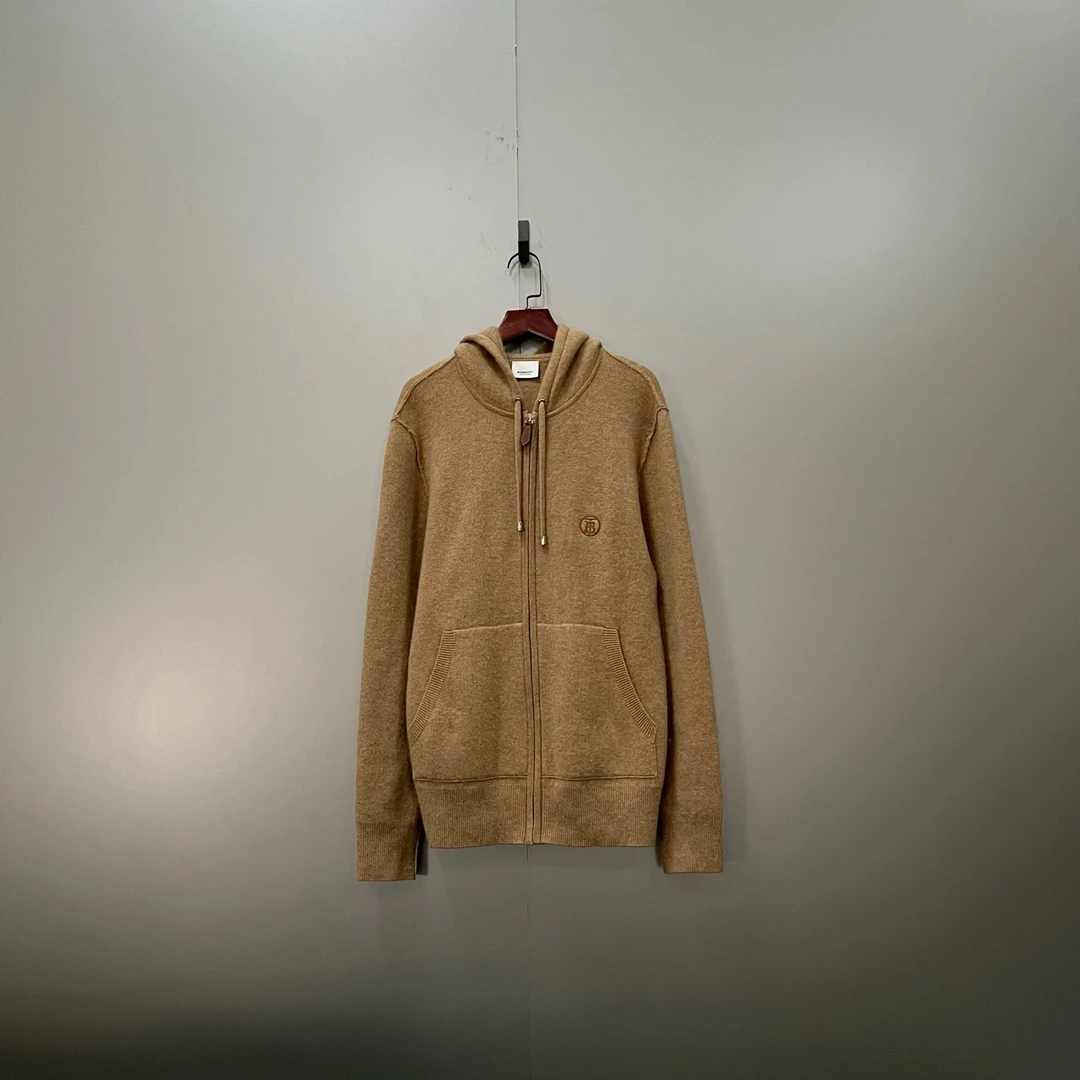 99新 BURBERRY/博柏利 h917 卡其色TB刺绣羊毛帽衫 M码 015789