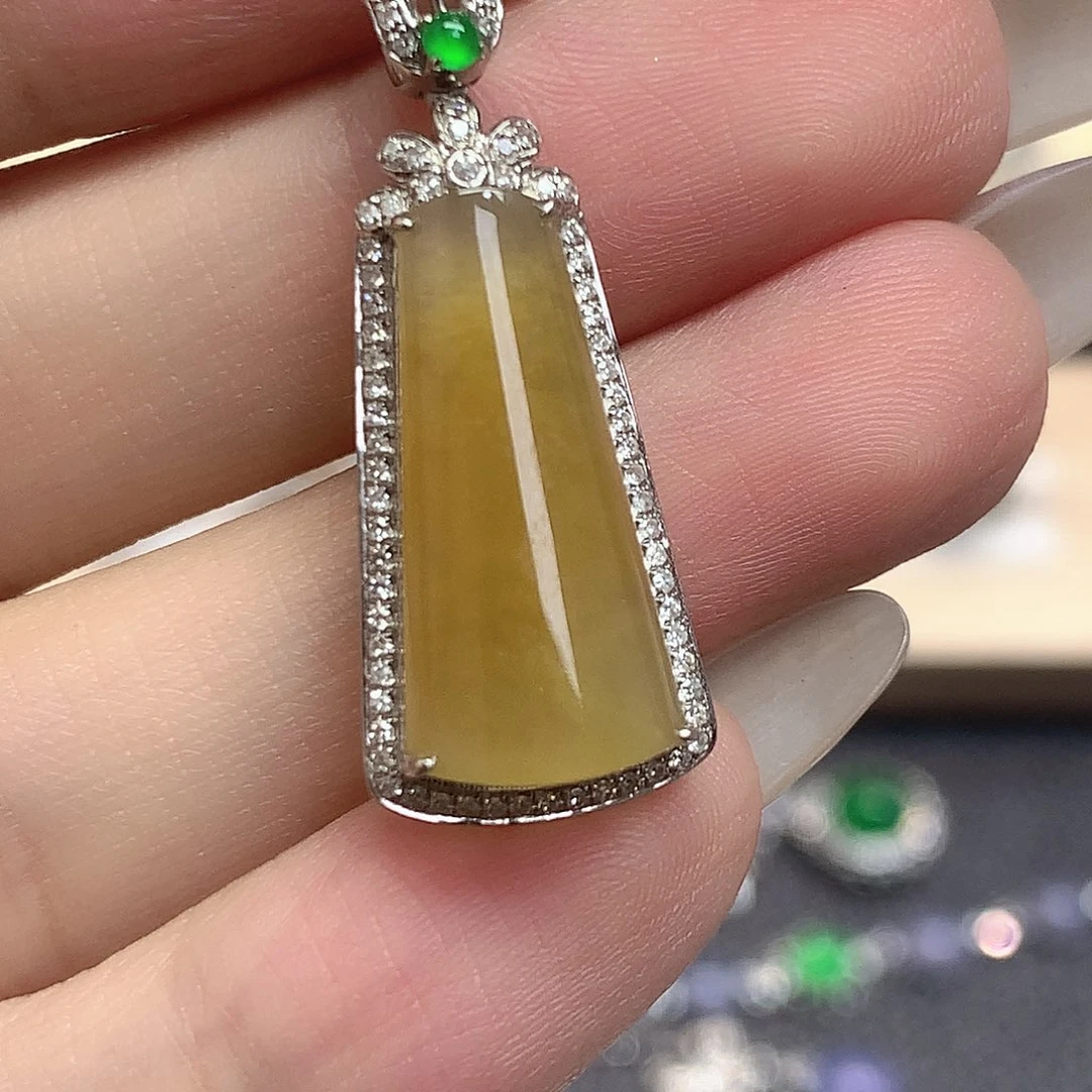 翡翠18K金镶嵌颈饰2、