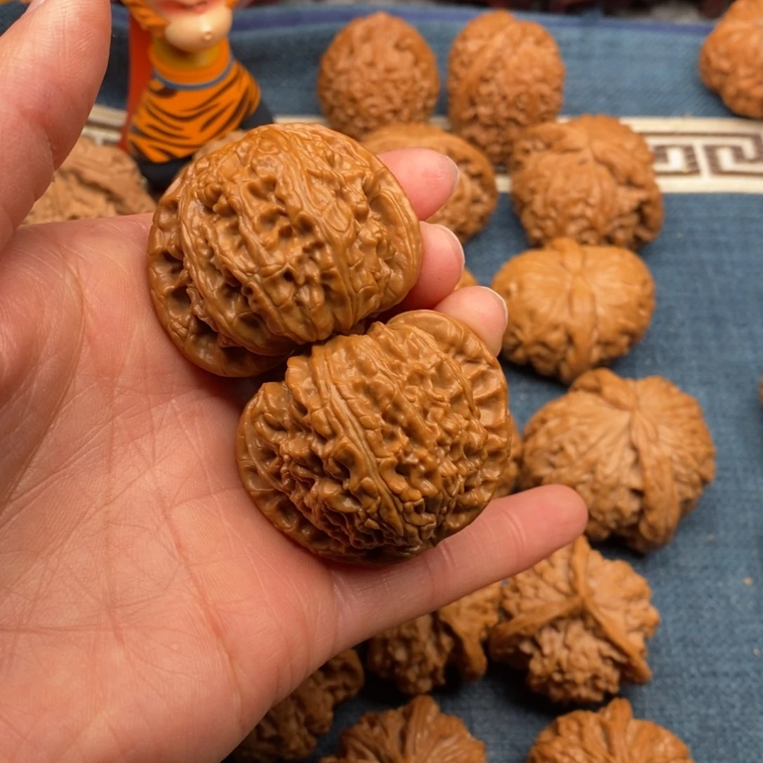 文玩核桃把件42粗棱闷白