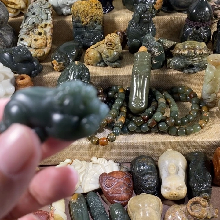 中***拿未镶嵌透闪石质玉挂件