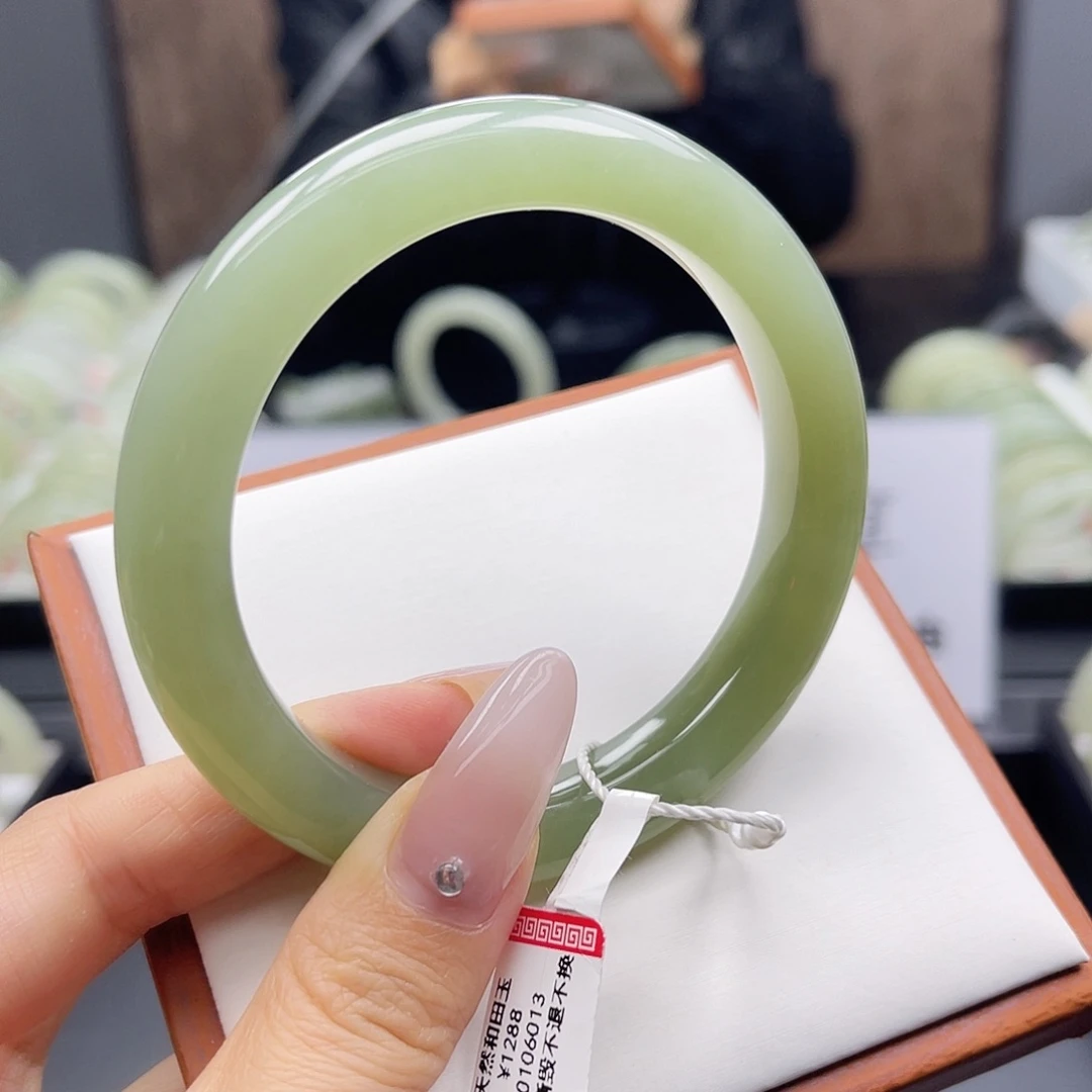 和田玉未镶嵌手镯