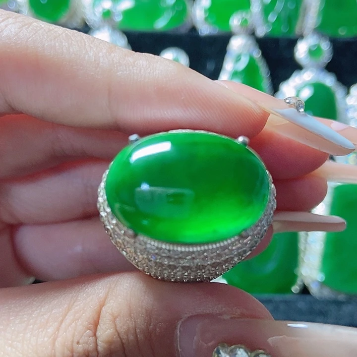 翡翠未镶嵌颈饰16。