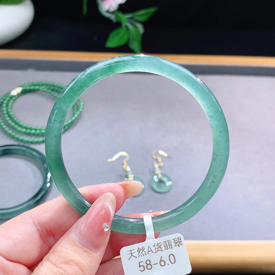 未镶嵌手镯（圆镯）翡翠