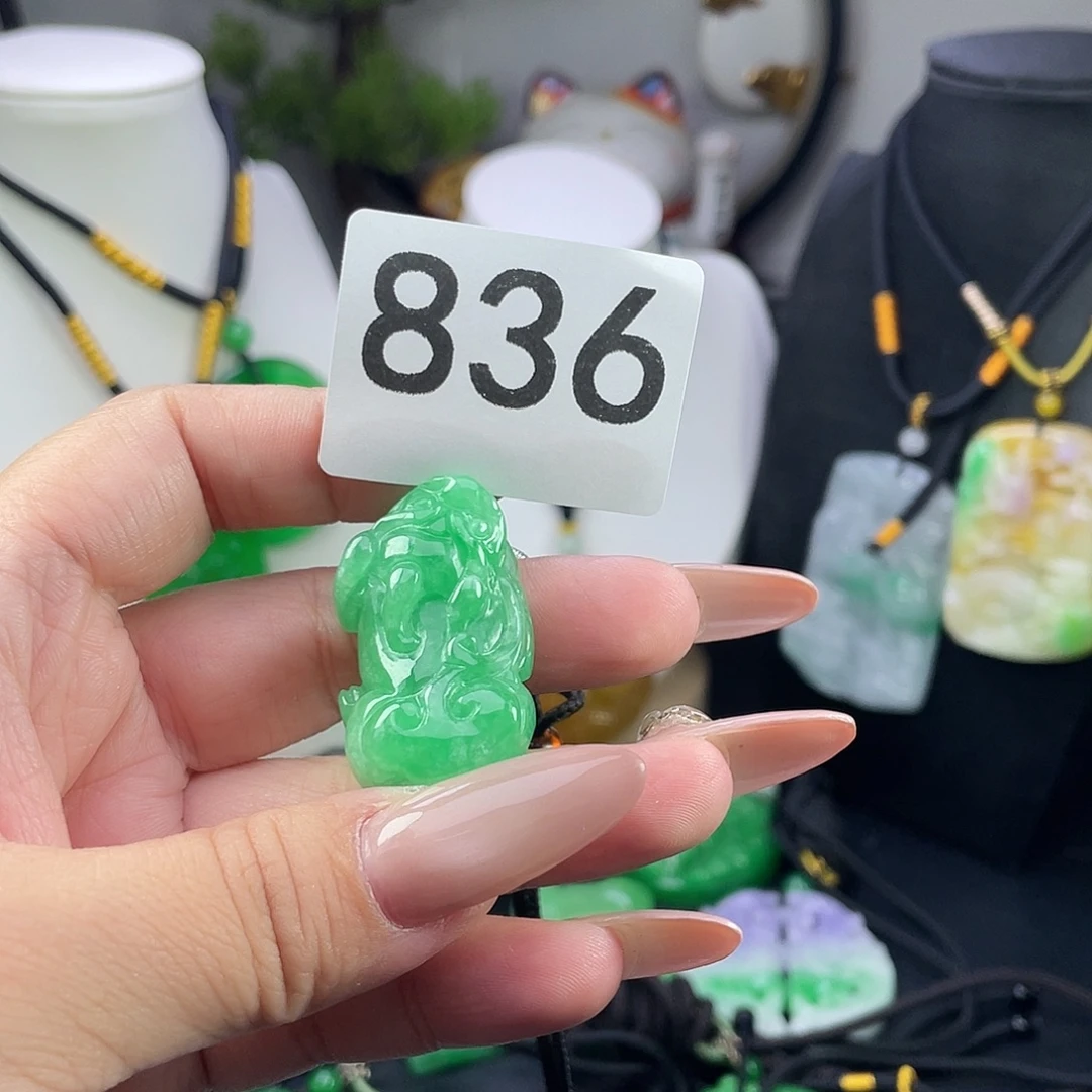 翡翠未镶嵌吊坠(赠链)