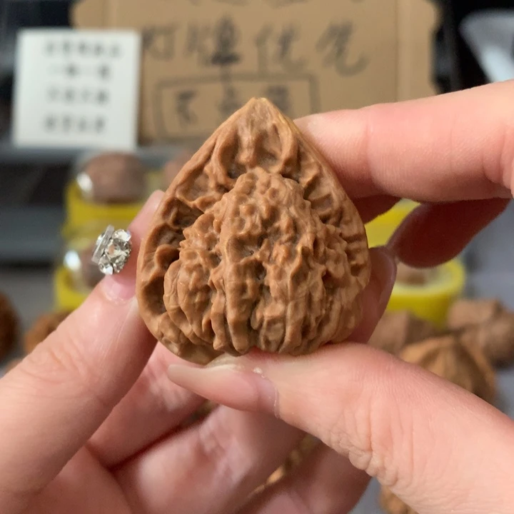 ****周吊坠文玩核桃异形单只，有瑕疵
