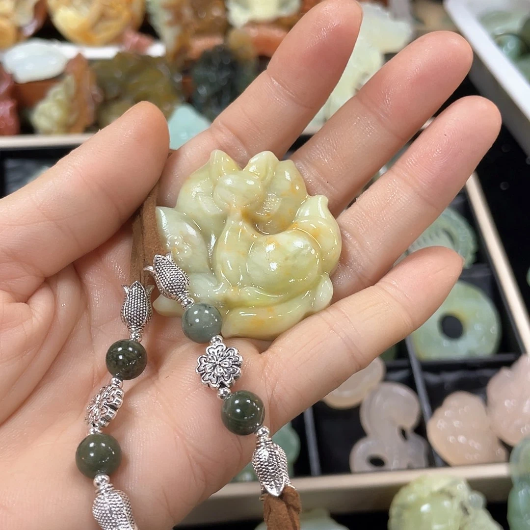 蛇纹石玉颈饰未镶嵌