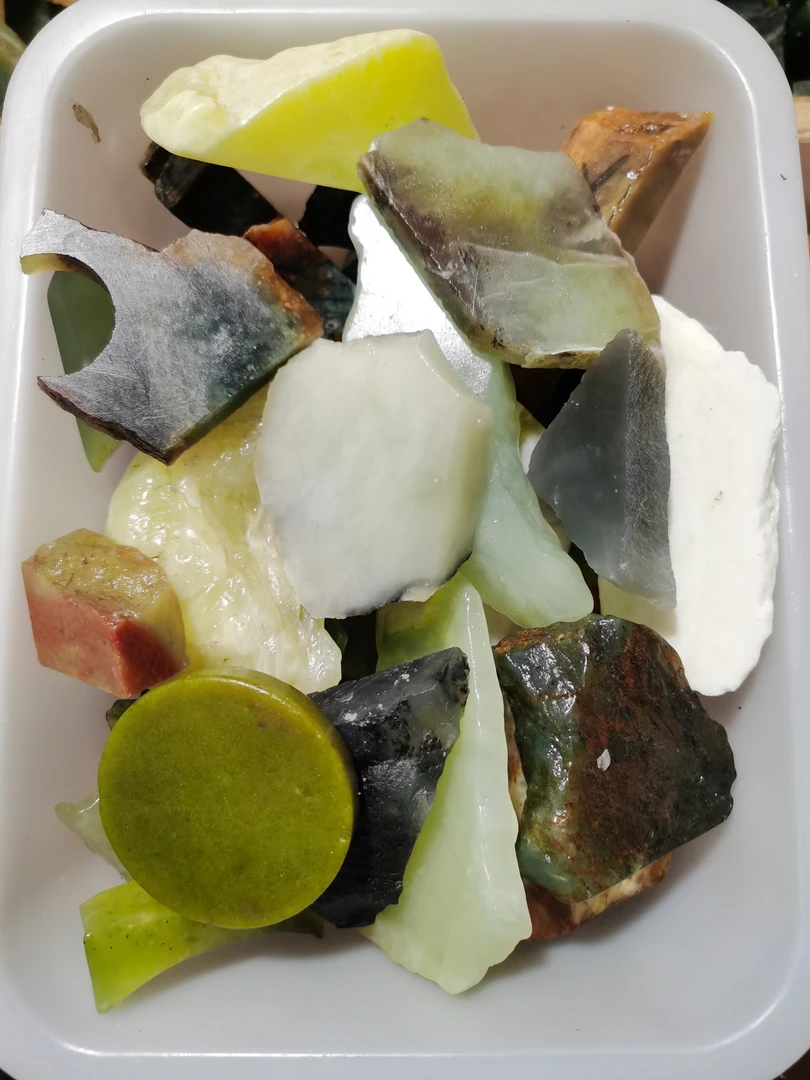 岫玉多色随形原料5斤一袋15元包邮，新疆，西藏，偏远地区不包邮