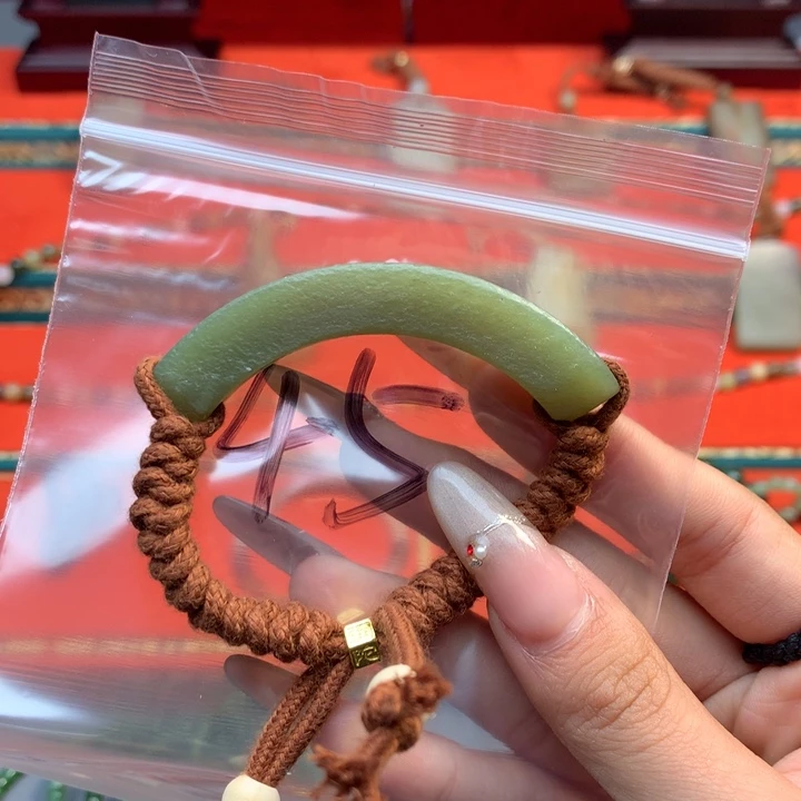 和田玉（糖玉）颈饰未镶嵌纯****抱