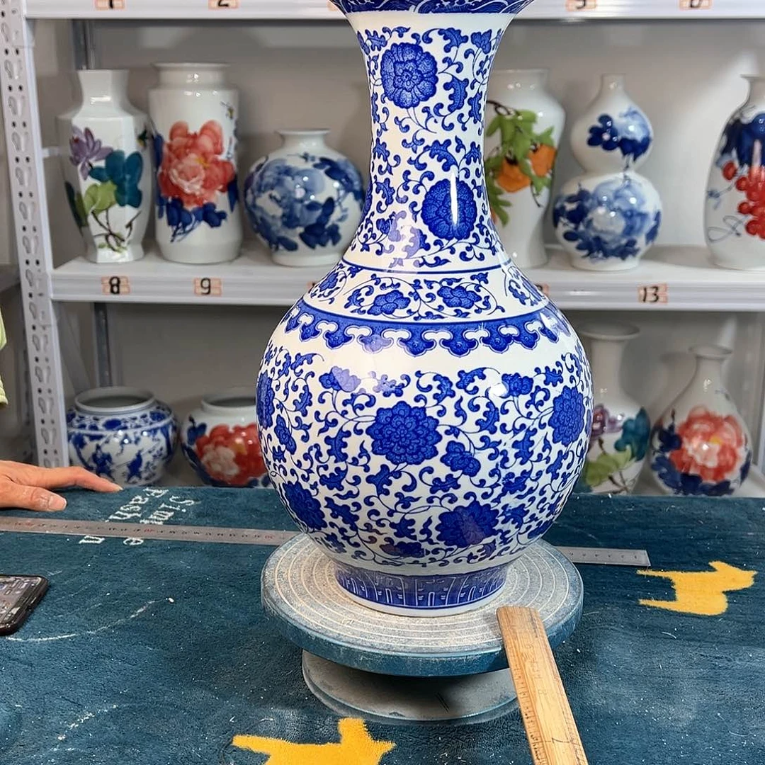 摆件景德镇陶瓷缠枝