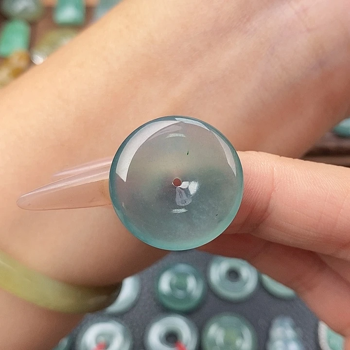 翡翠未镶嵌颈饰平安扣