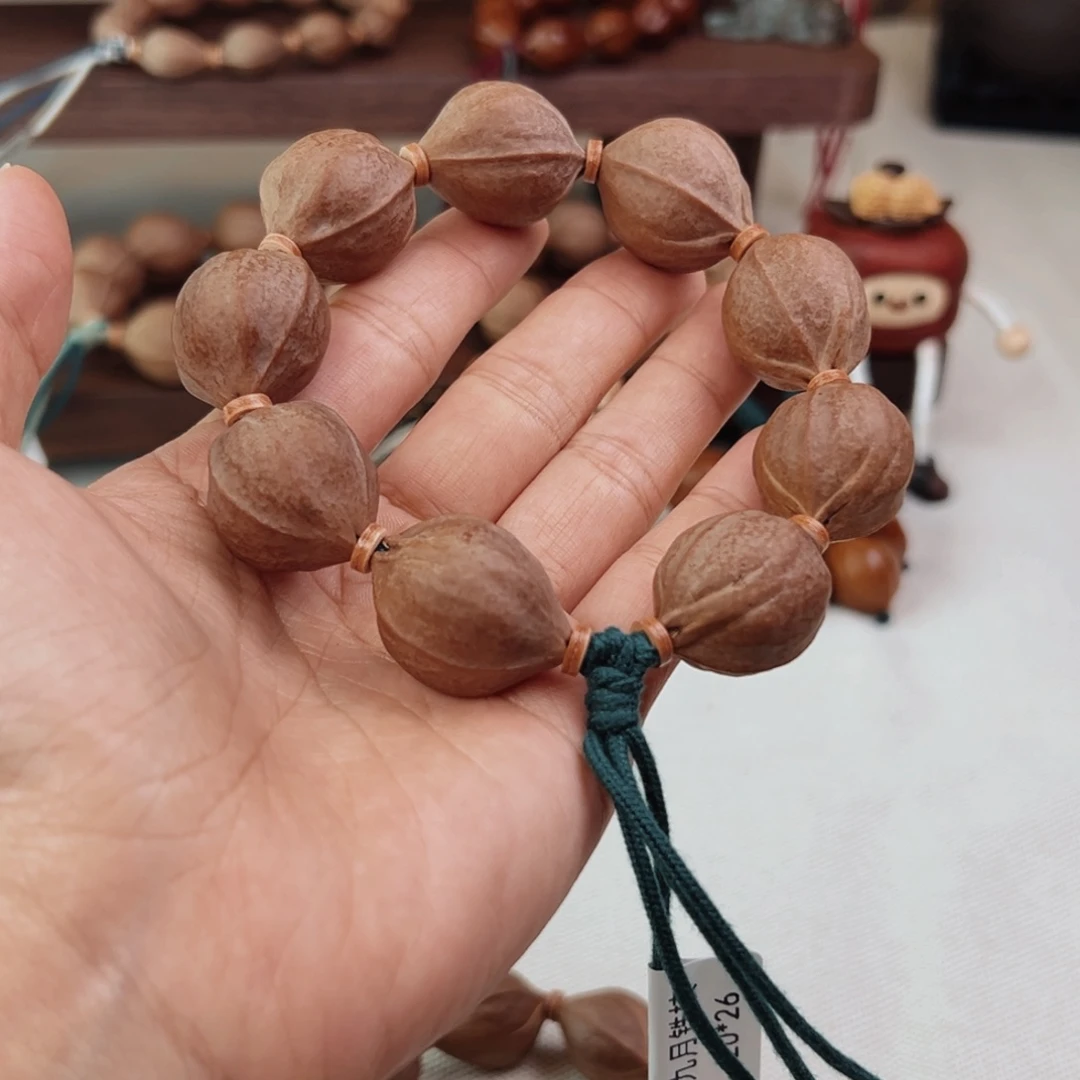 叶***。手串橄榄核20*26三花核串