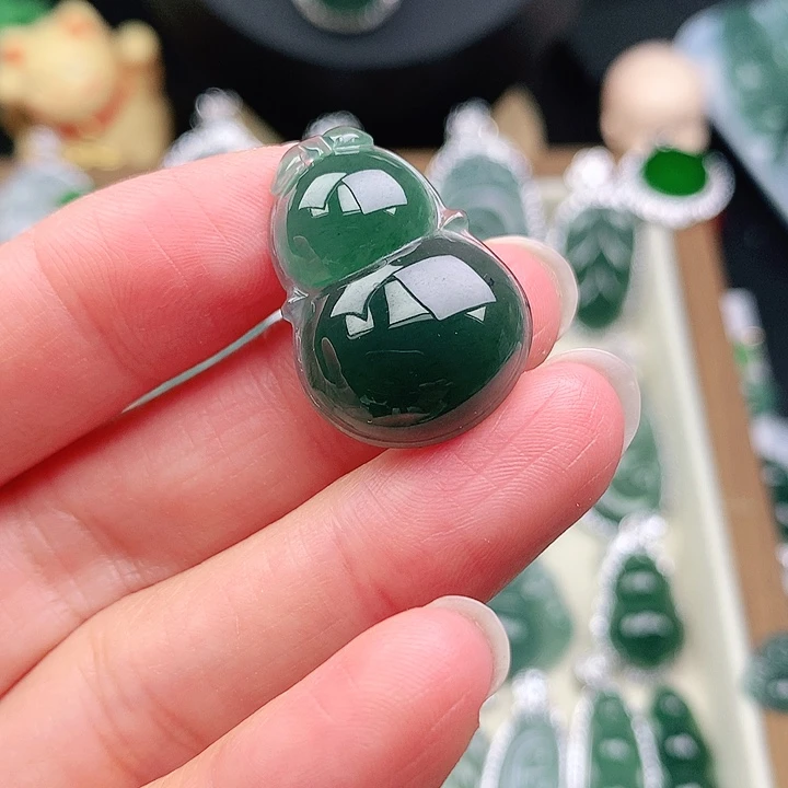 颈饰18K金镶嵌翡翠吊坠