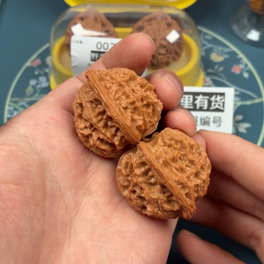文玩核桃吊坠41精配平顶狮子头，红皮，0041
