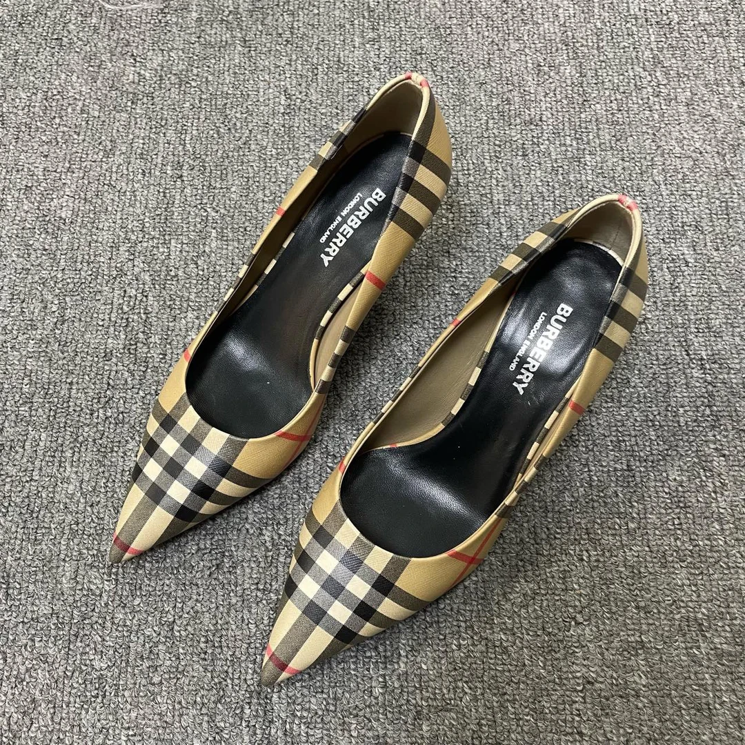 99新 BURBERRY/博柏利 套脚尖头细跟高跟鞋  35码/7273