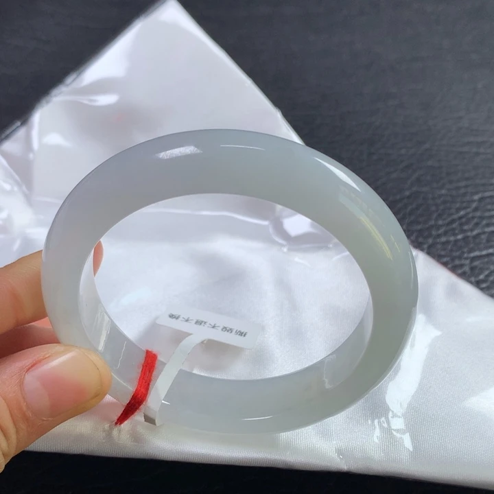 钱****翡翠未镶嵌手镯56圈