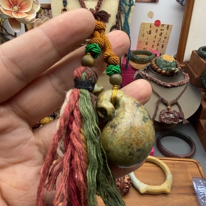 未镶嵌岫岩河磨玉（透闪石质玉）挂件