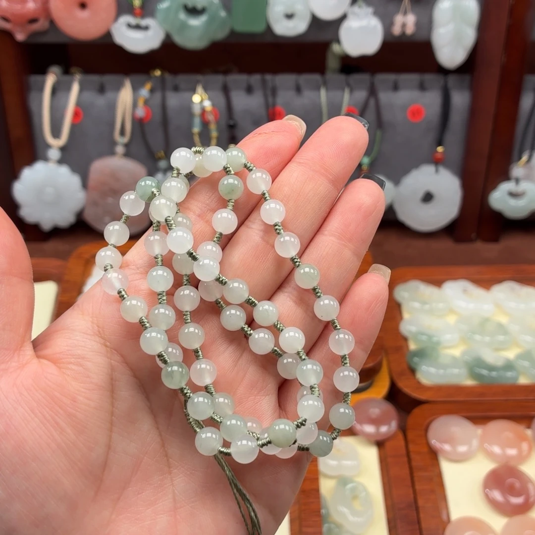 圆***！石英质玉未镶嵌颈饰