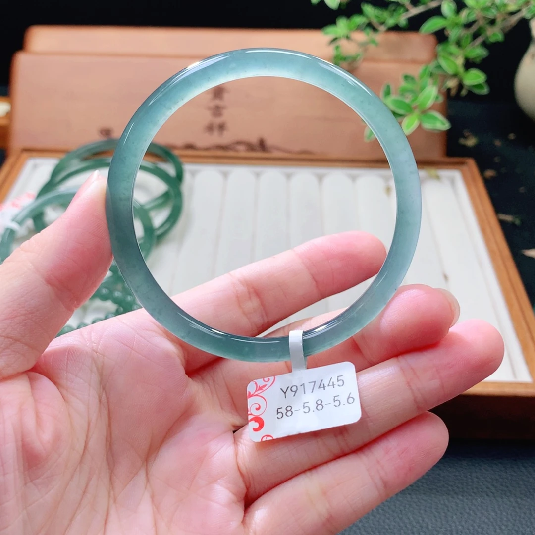 翡翠未镶嵌手镯（圆镯）