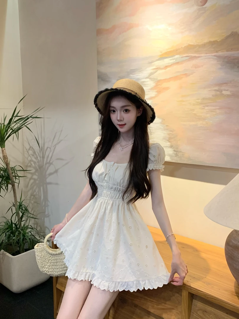 白水女  八音盒少女  钩花镂空一字肩两穿收腰连衣裙 B50651977