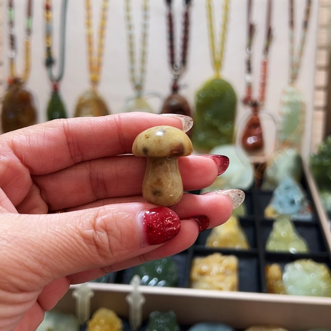 蛇纹石玉颈饰未镶嵌