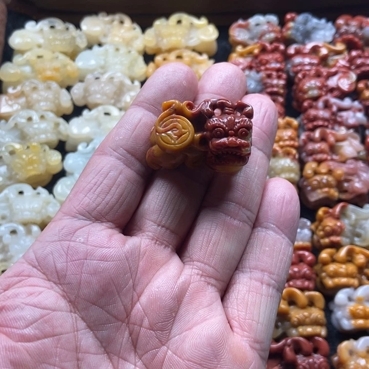 石英质玉（黄龙玉）未镶嵌颈饰