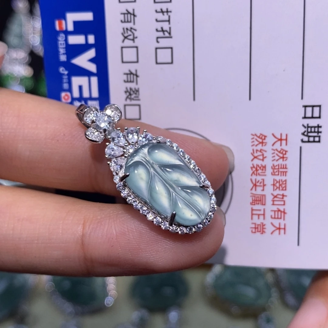 布***鲁颈饰银S925镶嵌翡翠