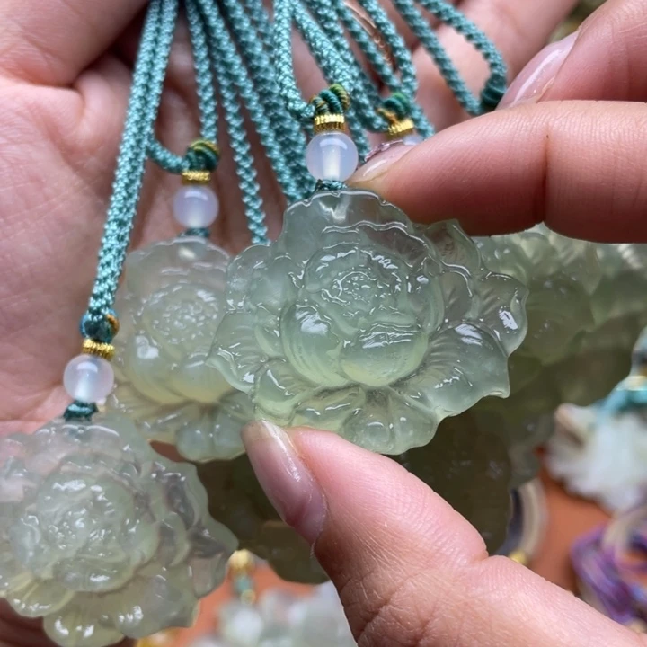 蛇纹石玉未镶嵌吊坠