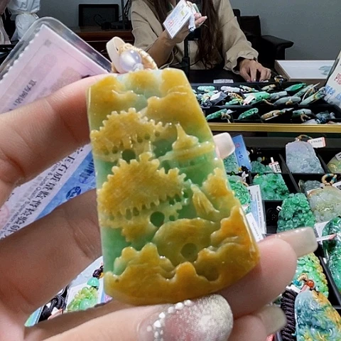 翡翠未镶嵌颈饰一个